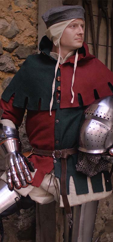 Knight in green and red mi-parti clothing.