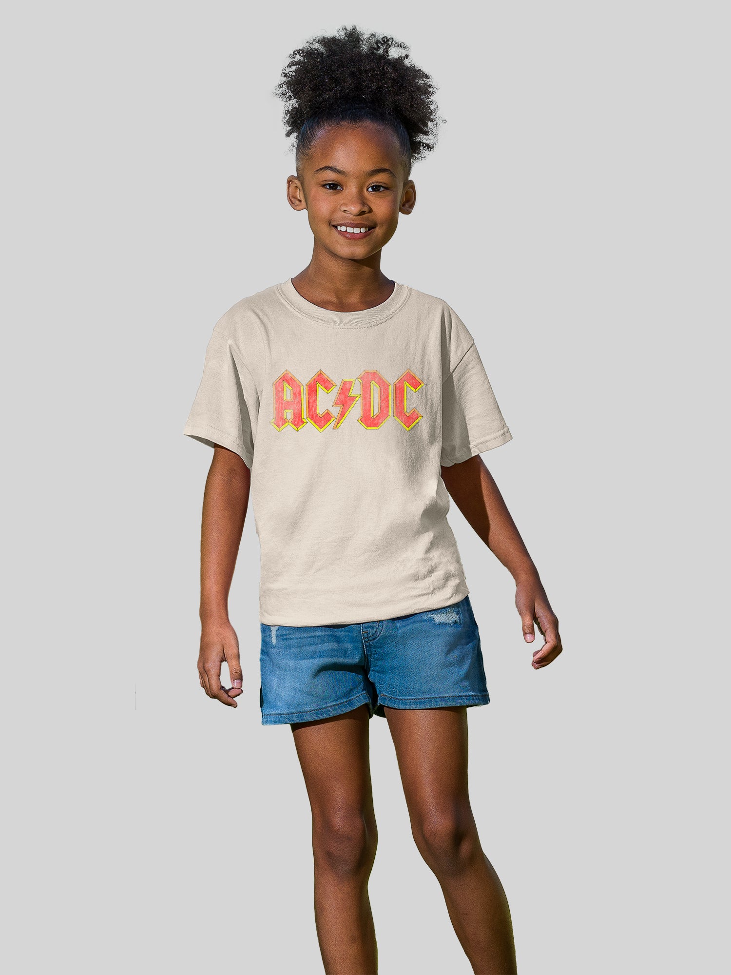 Logotipo rojo angustiado AC/DC con camiseta de amigo juvenil