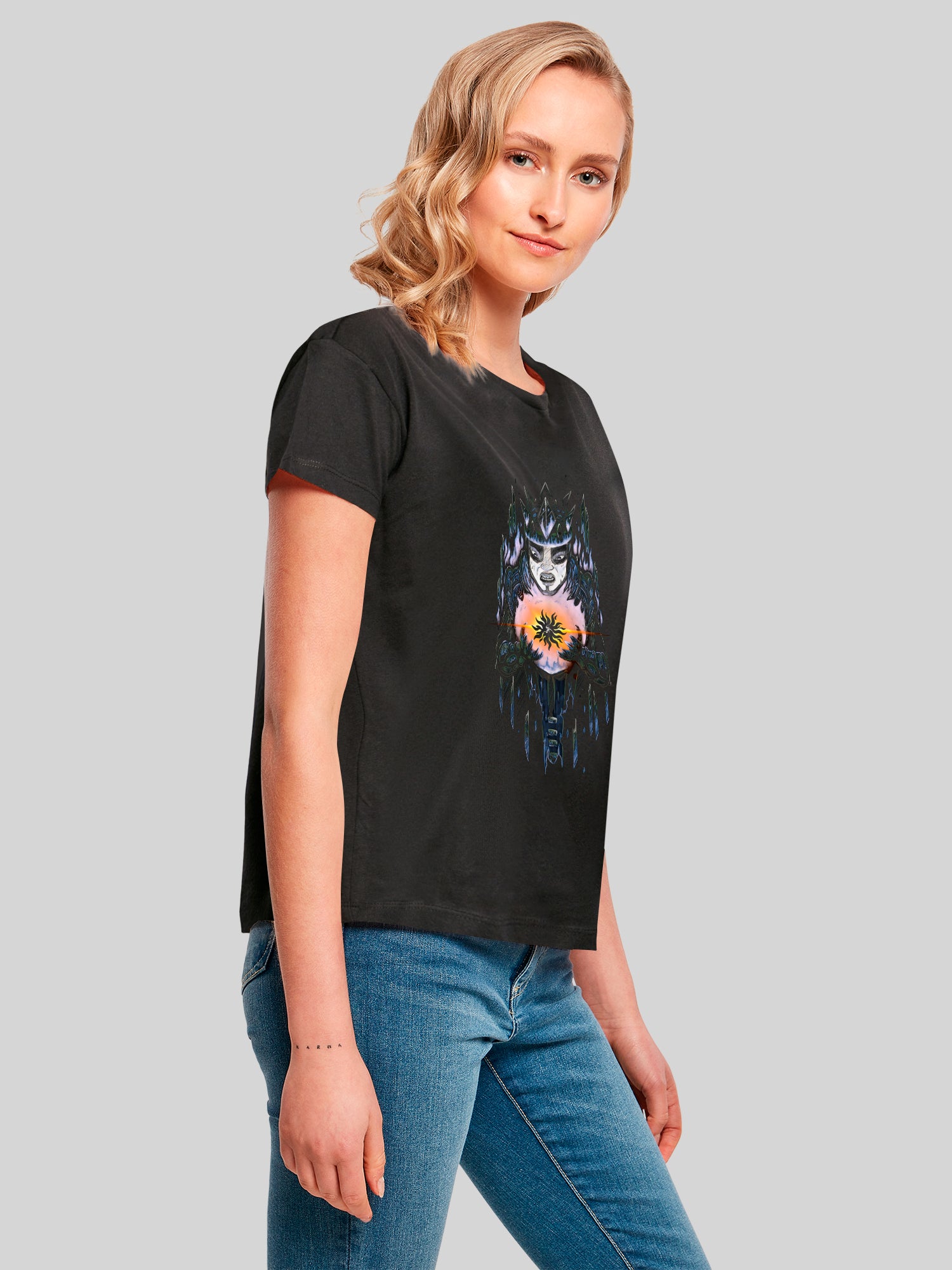 Crónicas de Mythodea 2025 Legado de fuego silenciado y Burgschneider Wht con la camiseta de la caja de damas