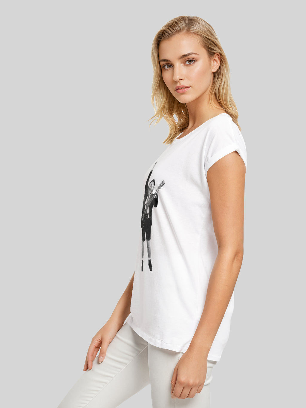 ACDC Angus Young a coupé les dames étendus