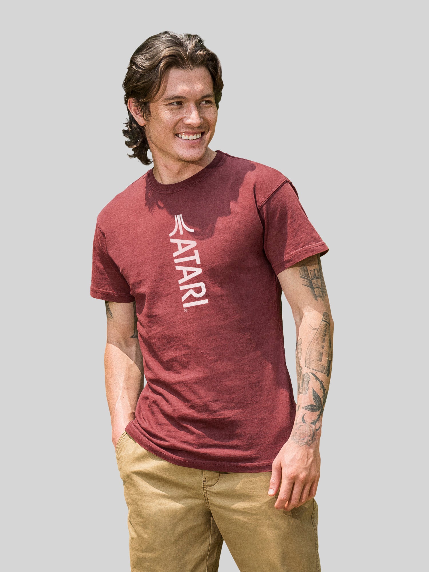 Atari Games Logotipo vertical de juegos retro blanco con camiseta de color costero