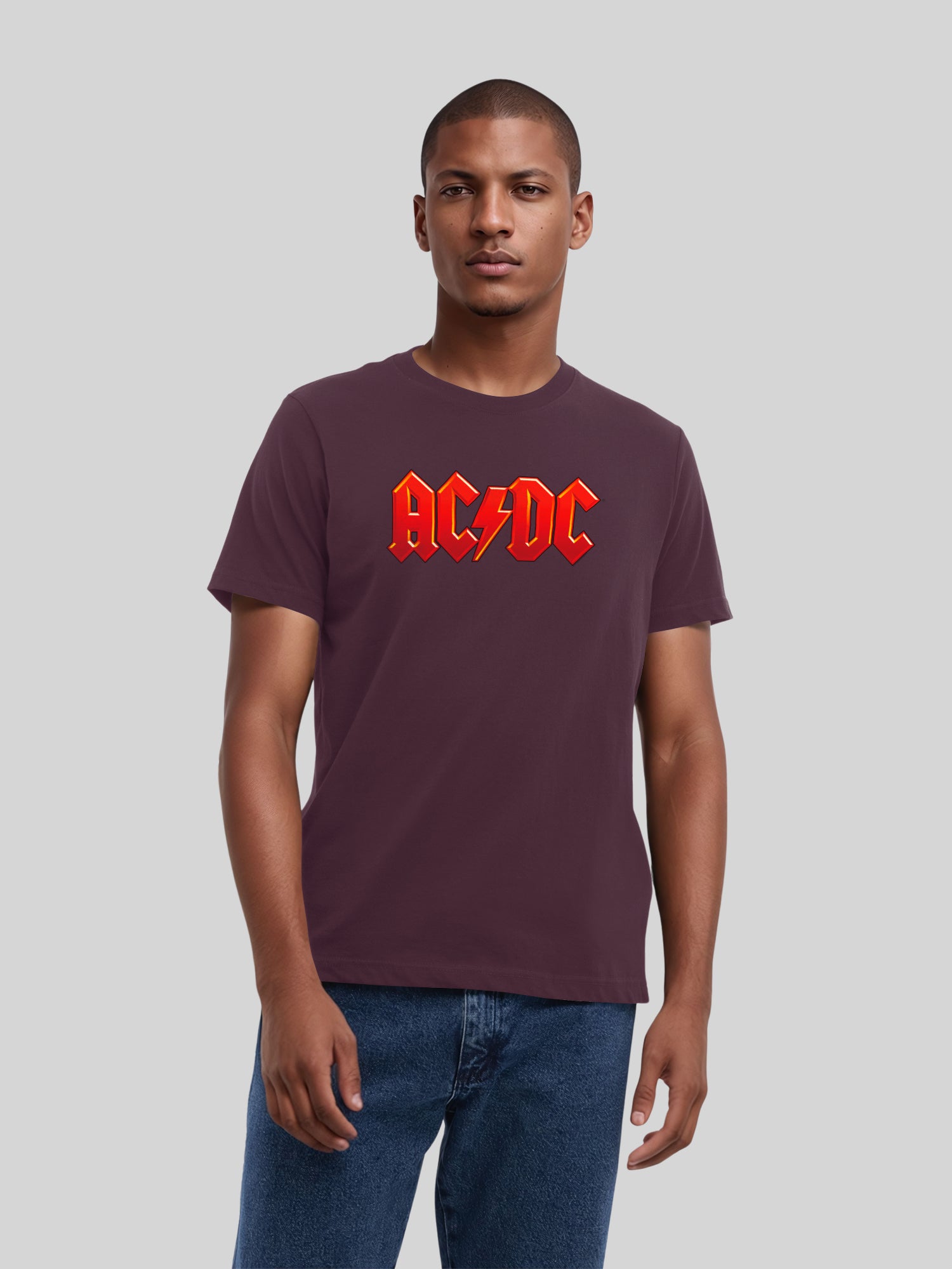 ACDC logotipo rojo oscuro con blancos verdaderos | Camiseta regular para hombres