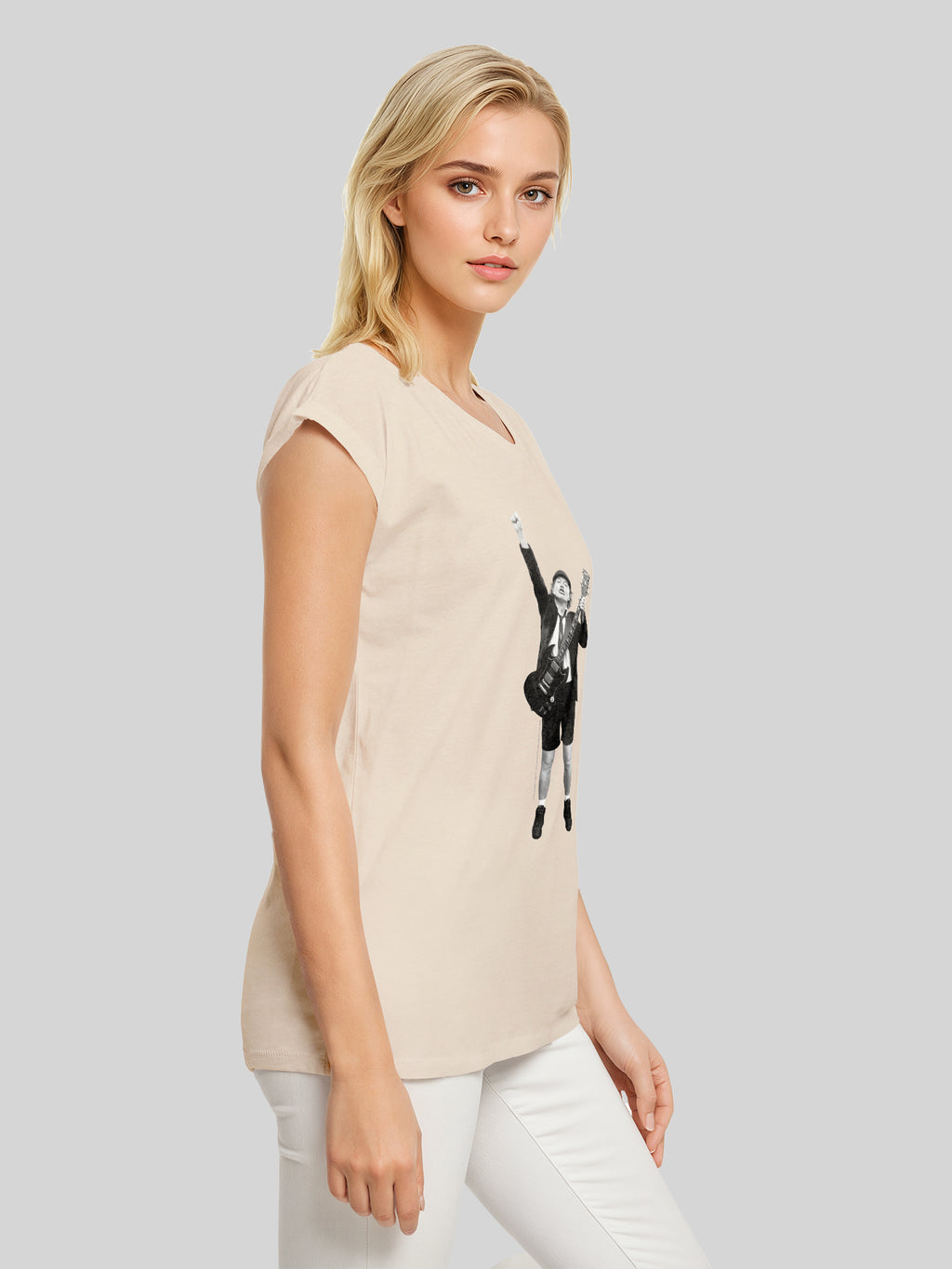 ACDC Angus Young a coupé les dames étendus