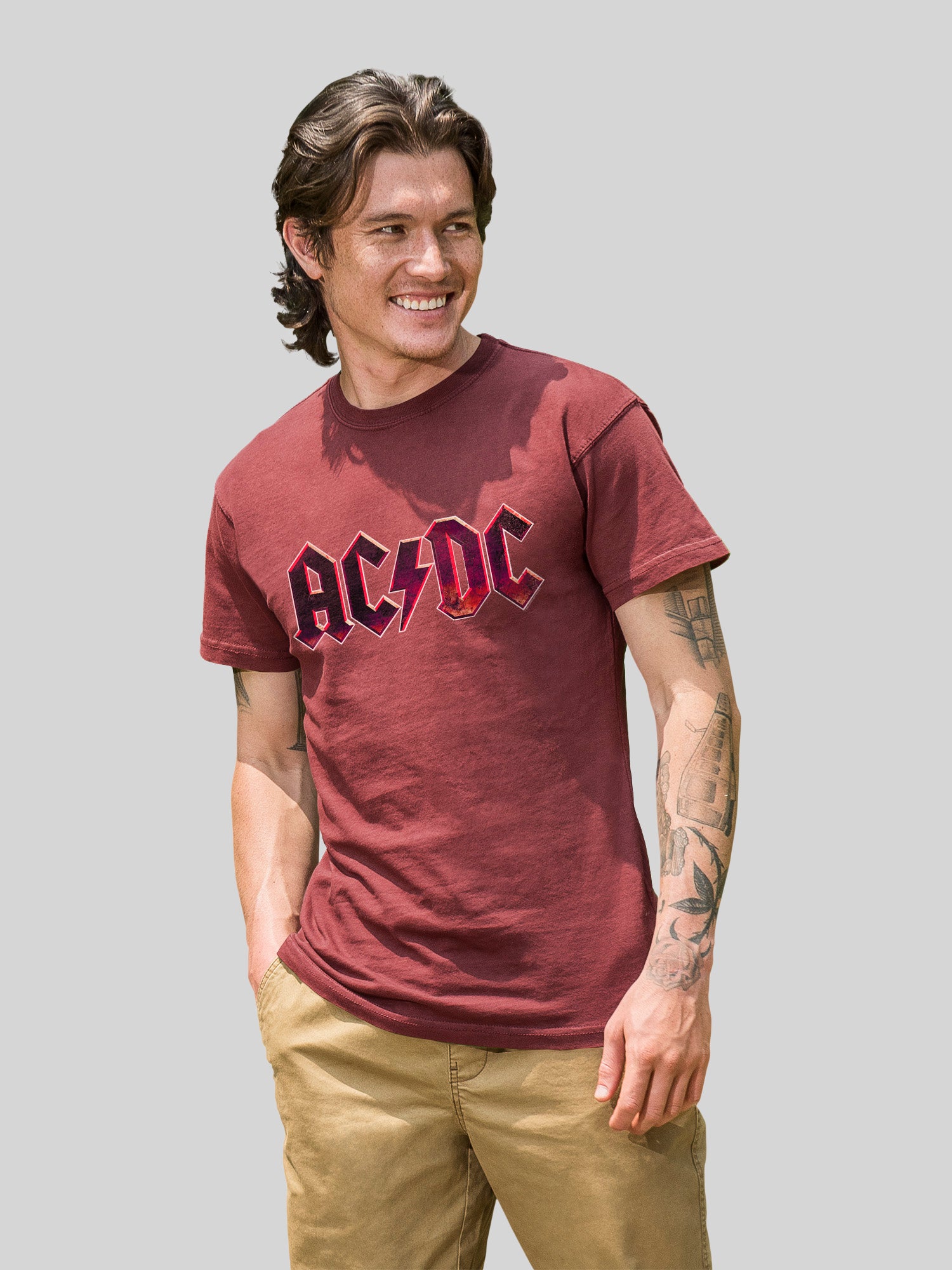 Logotipo desgastado de AC/DC con color costero con camiseta de color costero
