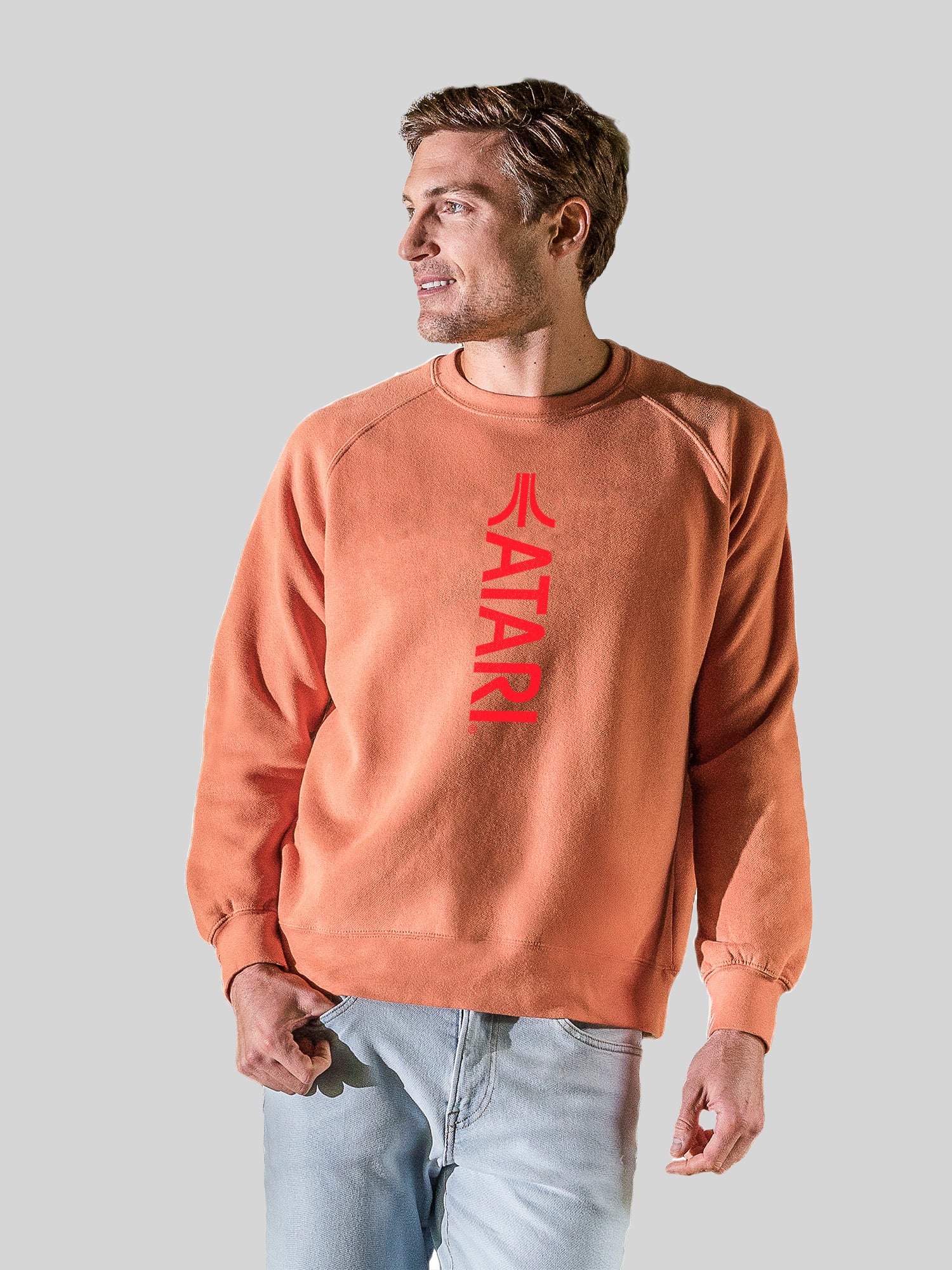 Juegos Atari Logotipo Vertical Red Retro Gaming con Vintage Fleece Raglan Crew