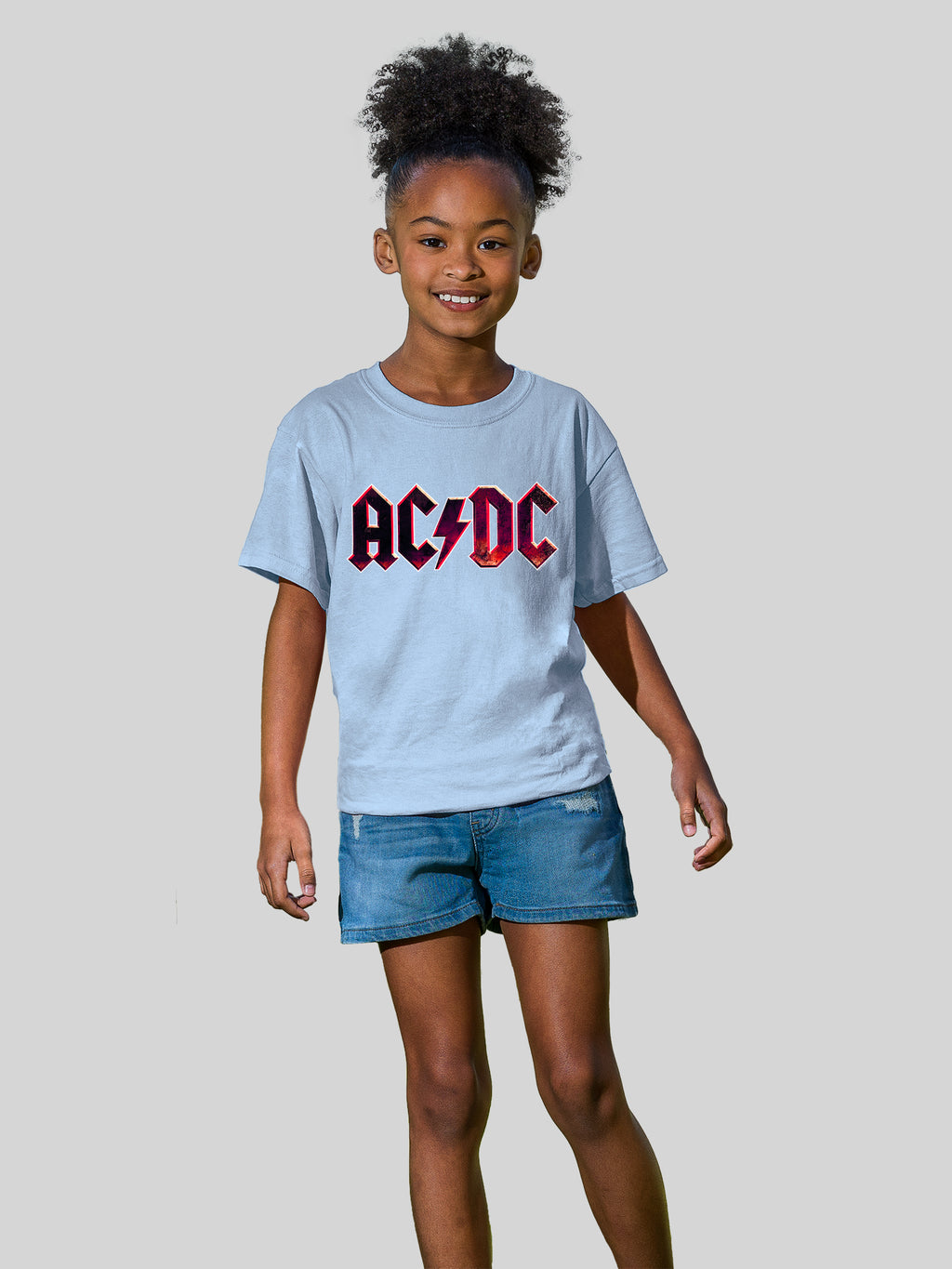 Logotipo desgastado de AC/DC con camiseta de amigos juveniles