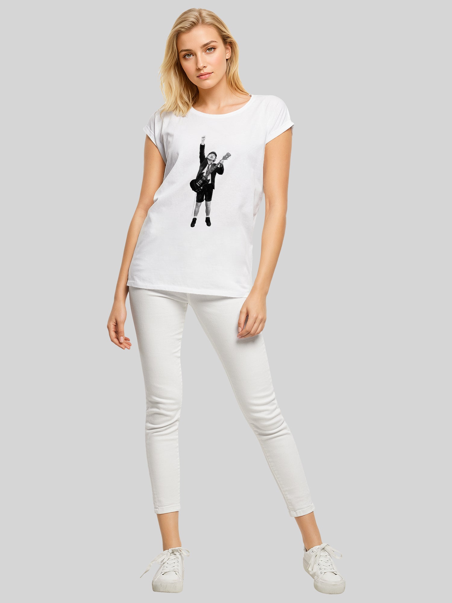 ACDC Angus Young a coupé les dames étendus