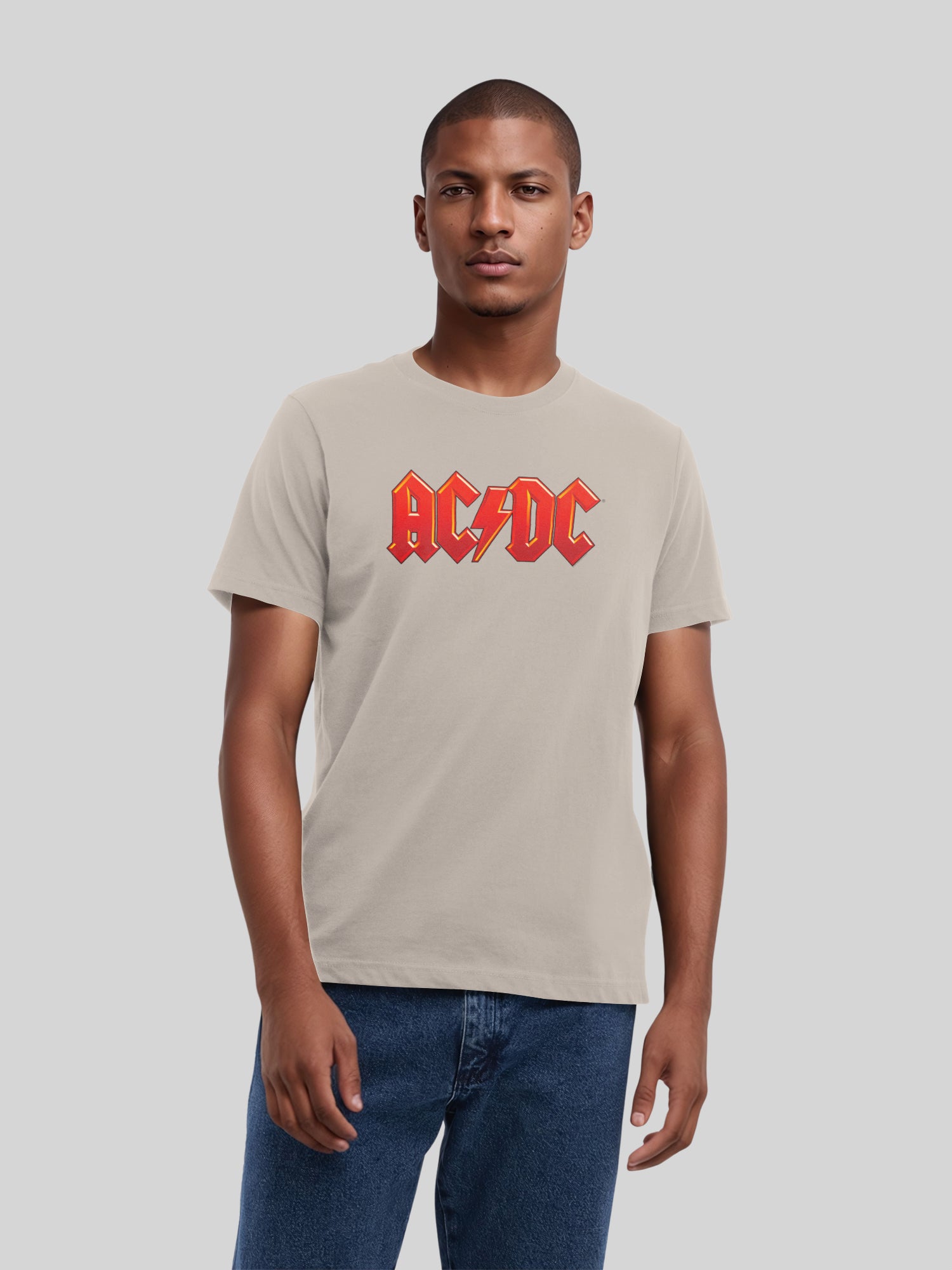 ACDC logotipo rojo oscuro con blancos verdaderos | Camiseta regular para hombres