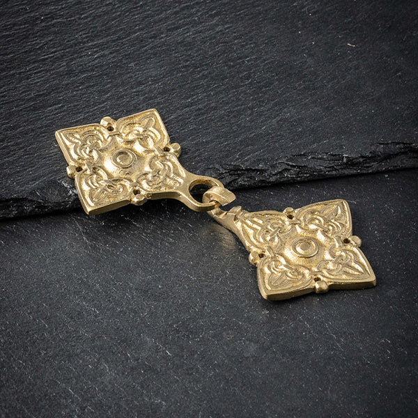 Metal clasp for coats and cloaks