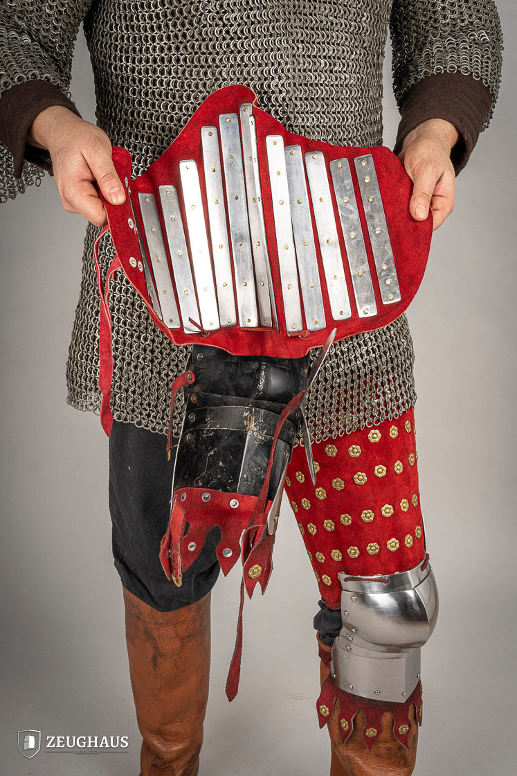 Armadura de pierna con férula de cuero de gamuza rojo.