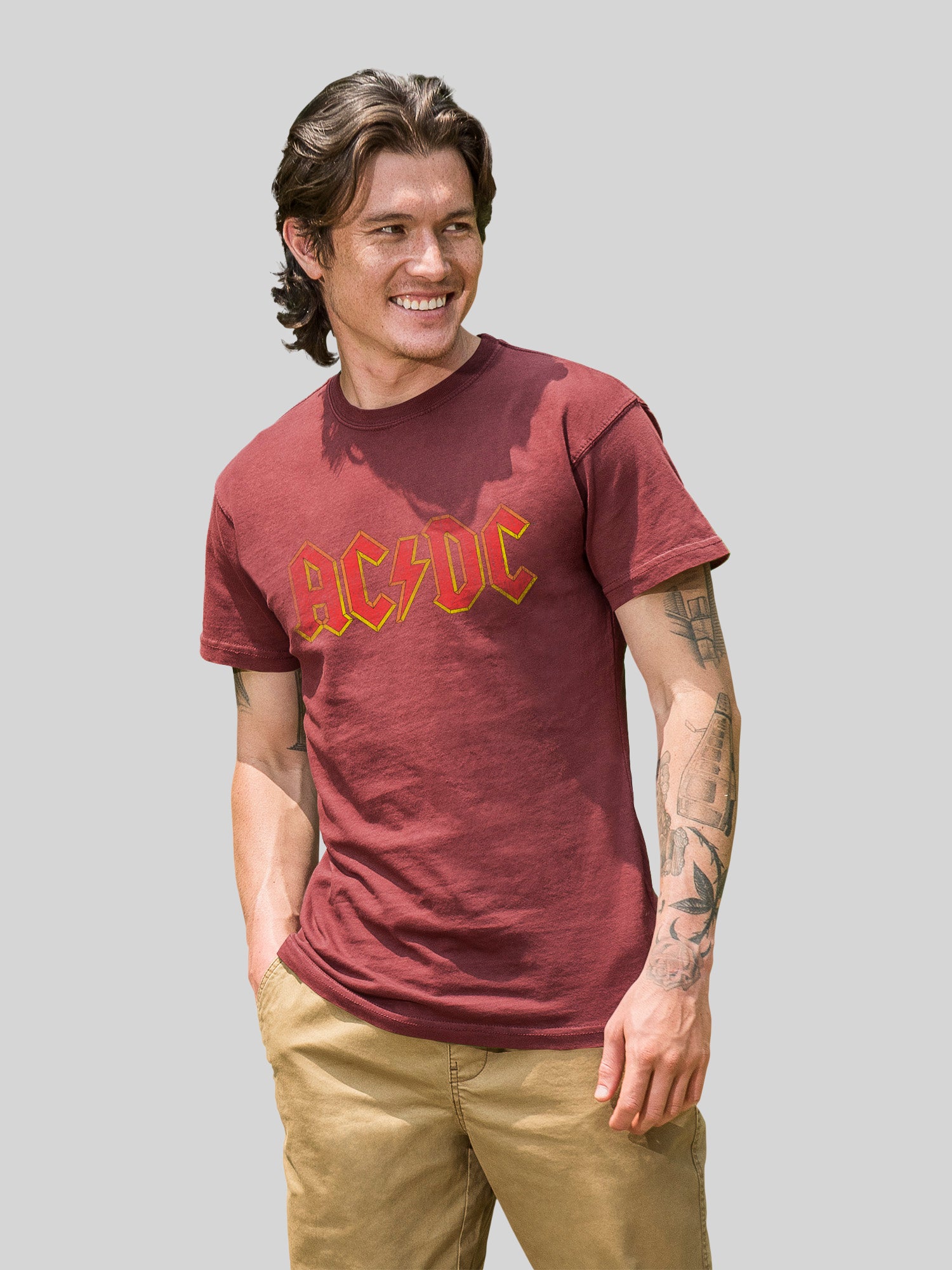 Logotipo rojo angustiado de AC/DC con camiseta de color costero