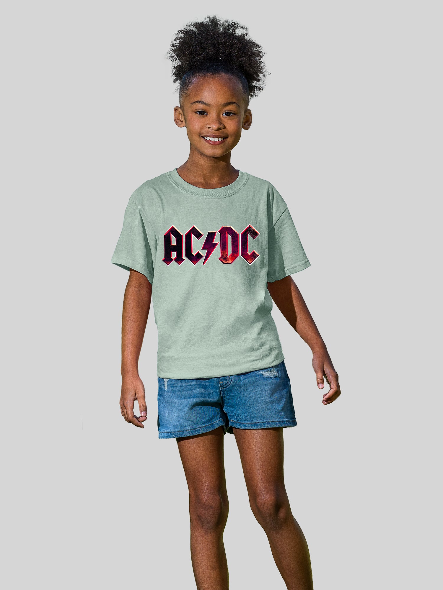 Logotipo desgastado de AC/DC con camiseta de amigos juveniles