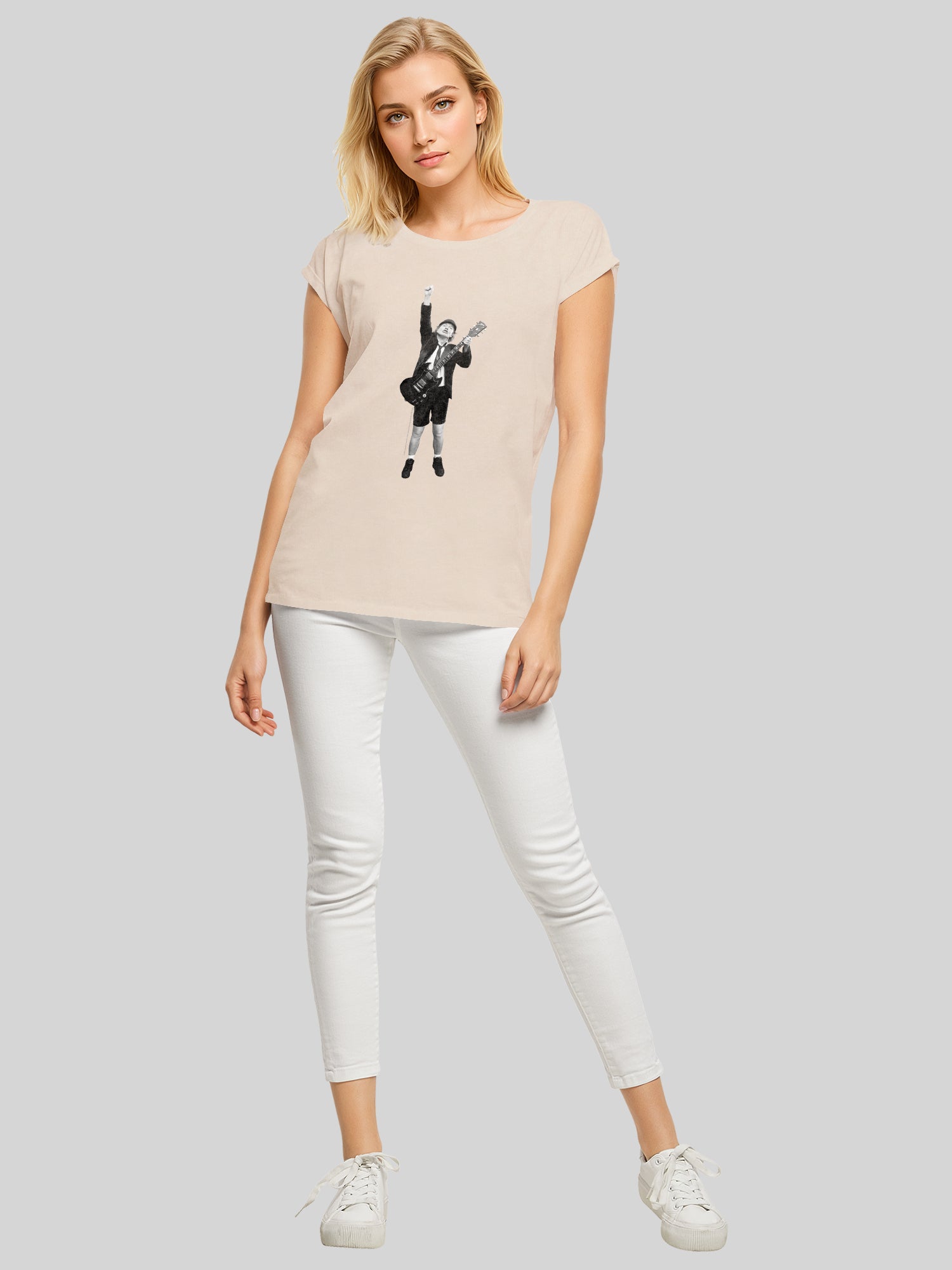 ACDC Angus Young a coupé les dames étendus