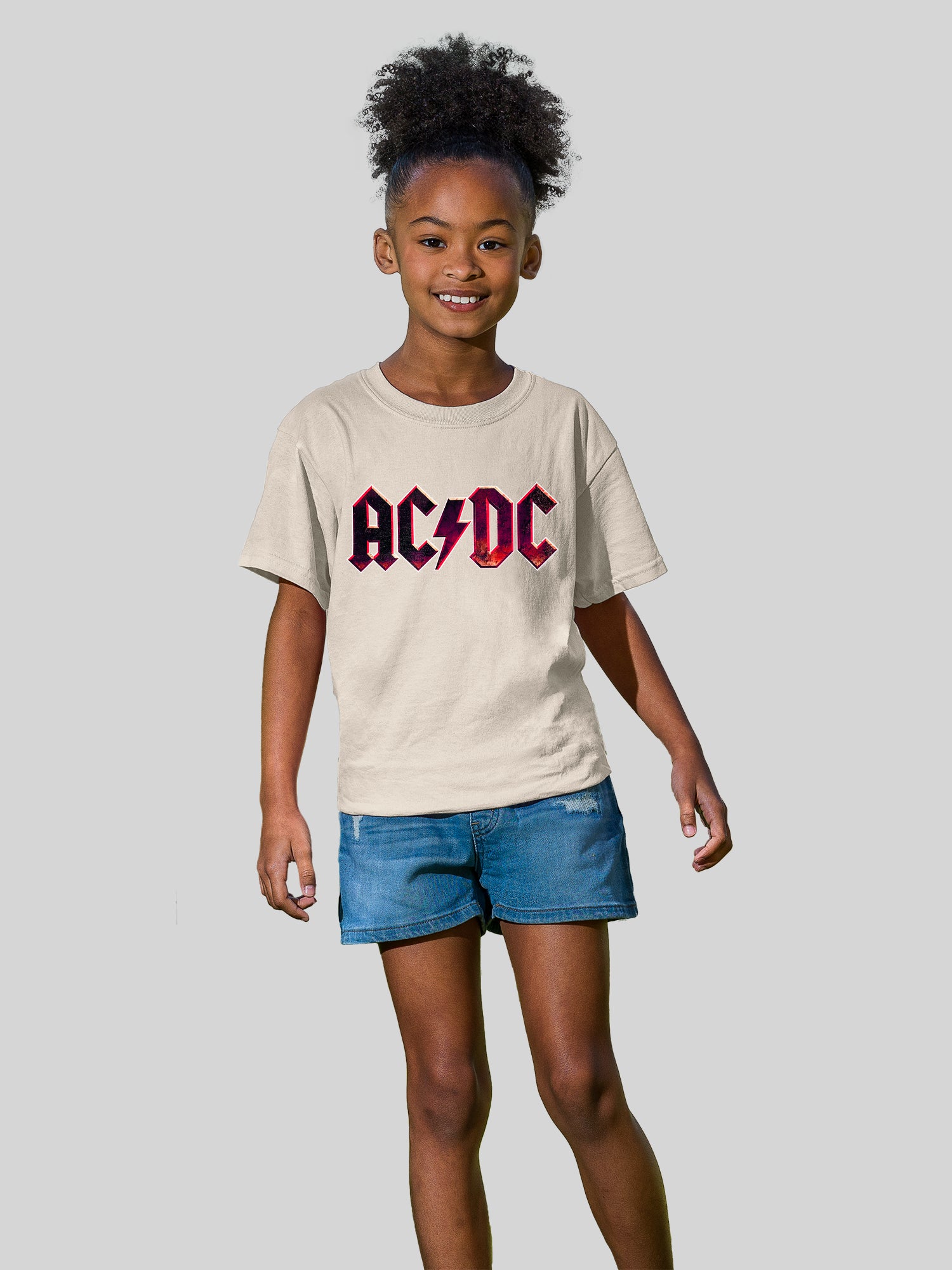 Logotipo desgastado de AC/DC con camiseta de amigos juveniles